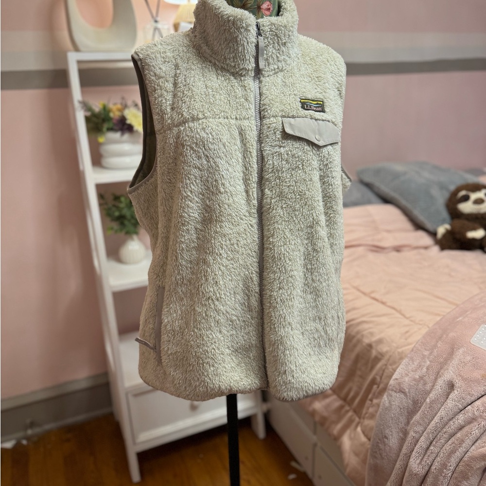 LL Bean Women’s Hi-Pile Mountain
Fleece Vest Pockets Full Zip EUC Size XL